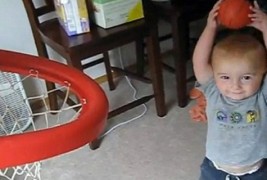 2-годишно дете со неверојатни кошаркарски способности