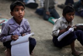 Учител-херој од Индија обезбедува бесплатно образование за сиромашните деца