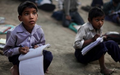 Учител-херој од Индија обезбедува бесплатно образование за сиромашните деца