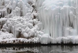 Величествени замрзнати водопади
