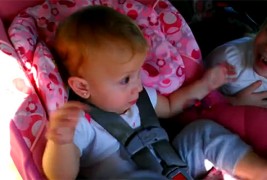 Бебе се буди ко од пушка за да заигра на својата омилена песна