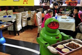 Кинески ресторан во кој ве услужуваат роботи