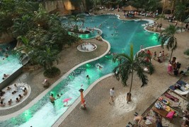 Луксузен ресорт со песочни плажи, палми и базени, сместен во огромен германски хангар опкружен со снег