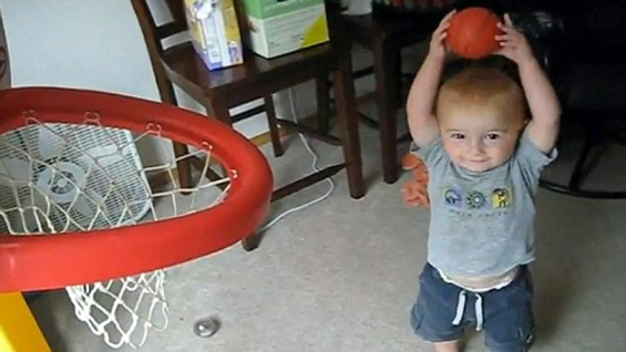 2-годишно дете со неверојатни кошаркарски способности