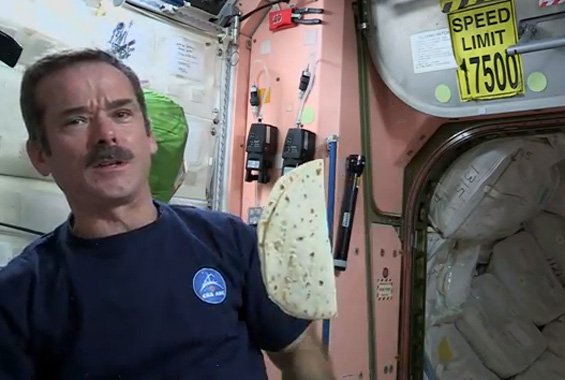 Како да направите сендвич во вселената?