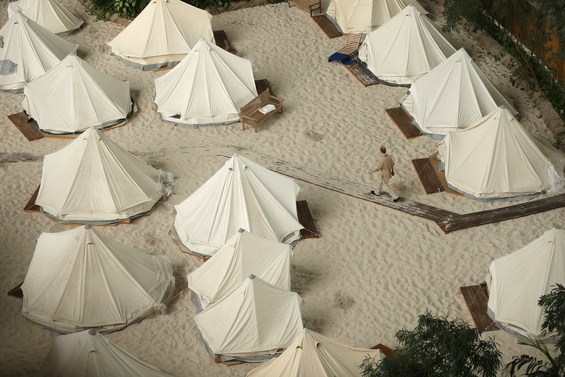 Луксузен ресорт со песочни плажи, палми и базени, сместен во огромен германски хангар опкружен со снег