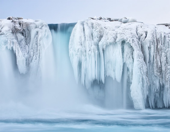 Величествени замрзнати водопади