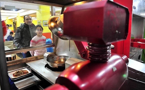 Кинески ресторан во кој ве услужуваат роботи