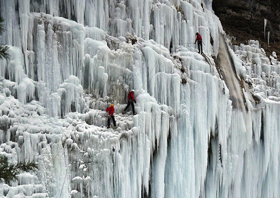 Величествени замрзнати водопади