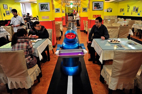 Кинески ресторан во кој ве услужуваат роботи