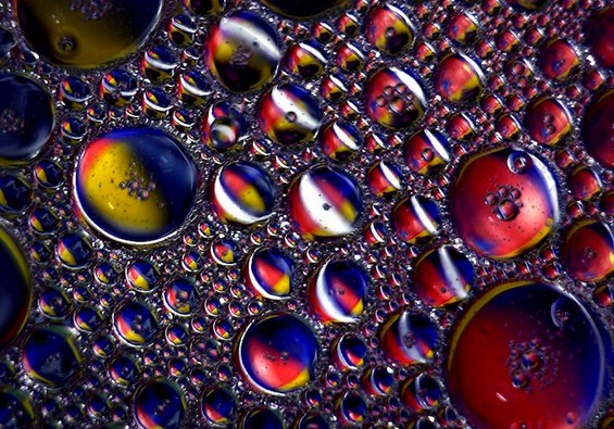 Колоритна уметност од капки масло погледнати под микроскоп