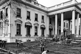 Белата куќа во САД целосно срушена