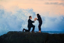 Џиновски бран спречил романтичен предлог за брак