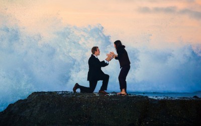 Џиновски бран спречил романтичен предлог за брак