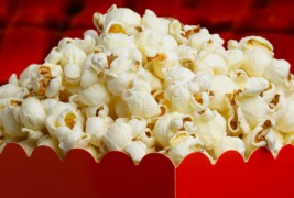 Како да си испукате пуканки во хартиена кеса во домашни услови