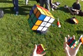 Решава три рубикови коцки истовремено додека жонглира со нив