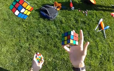 Решава три рубикови коцки истовремено додека жонглира со нив