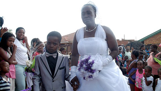 Шокантна свадба: 8-годишно момче и 61-годишна жена се венчаа