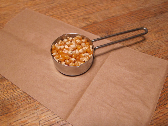 Како да си испукате пуканки во хартиена кеса во домашни услови