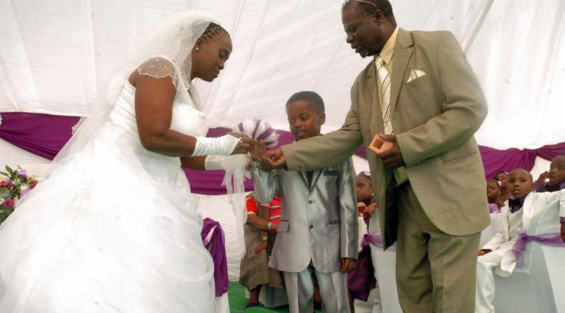 Шокантна свадба: 8-годишно момче и 61-годишна жена се венчаа