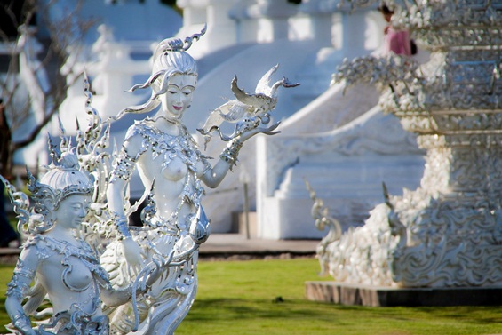 Белиот храм - спој на будизам и надреална уметност