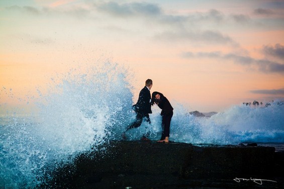 Џиновски бран спречил романтичен предлог за брак