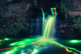 Неонски водопади кои сепак се од овој свет