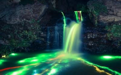 Неонски водопади кои сепак се од овој свет