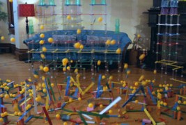 Домино ефект надополнет со одлична музика