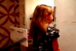 Како татко ја спрема својата ќерка за на училиште?