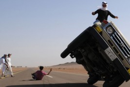 Лудо хоби во Саудиска Арабија возење автомобил на 2 тркала