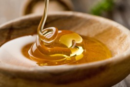 Медена маска против акни