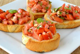Превкусни брускети со домати и босилек