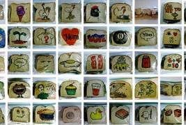 Татко црта забавни цртежи на кесињата за сендвичите на синовите