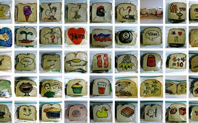 Татко црта забавни цртежи на кесињата за сендвичите на синовите