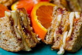 Вкусен клуб сендвич со путер од кикирики, џем и банана