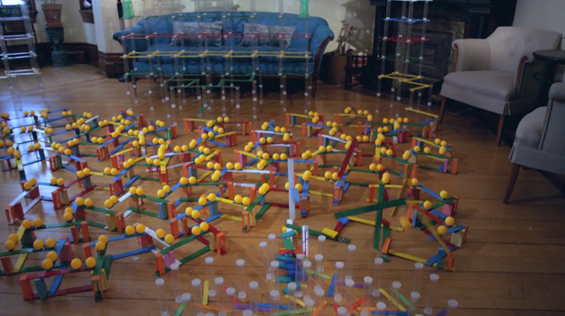 Домино ефект надополнет со одлична музика