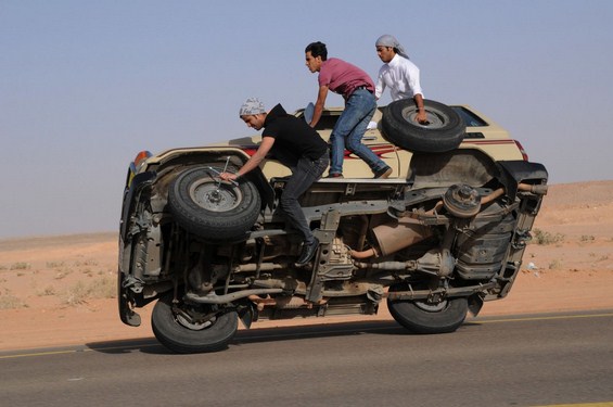 Лудо хоби во Саудиска Арабија возење автомобил на 2 тркала