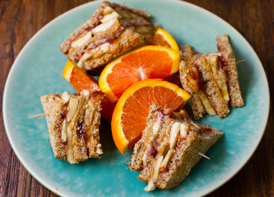 Вкусен клуб сендвич со путер од кикирики, џем и банана