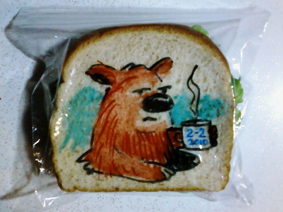 Татко црта забавни цртежи на кесињата за сендвичите на синовите