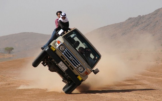 Лудо хоби во Саудиска Арабија возење автомобил на 2 тркала