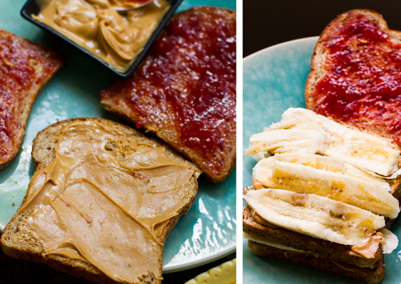 Вкусен клуб сендвич со путер од кикирики, џем и банана