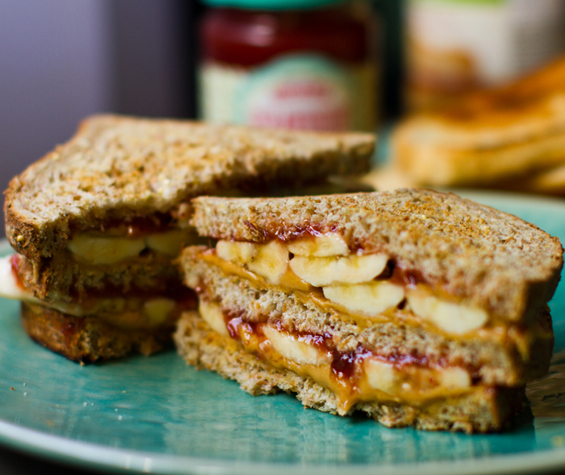 (3) Вкусен клуб сендвич со путер од кикирики, џем и банана Вкусен клуб сендвич со путер од кикирики, џем и банана