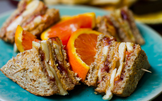 (4) Вкусен клуб сендвич со путер од кикирики, џем и банана Вкусен клуб сендвич со путер од кикирики, џем и банана