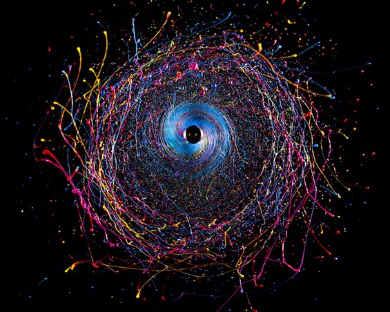 Кружна уметничка експлозија од бои