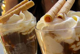 Чоколадно ледено кафе со многу сладолед