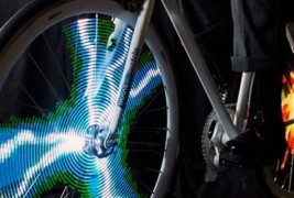 Како да изгледаш кул додека возиш велосипед?