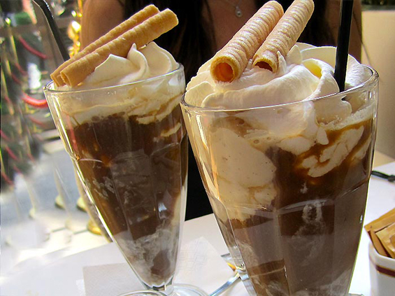 Чоколадно ледено кафе со многу сладолед