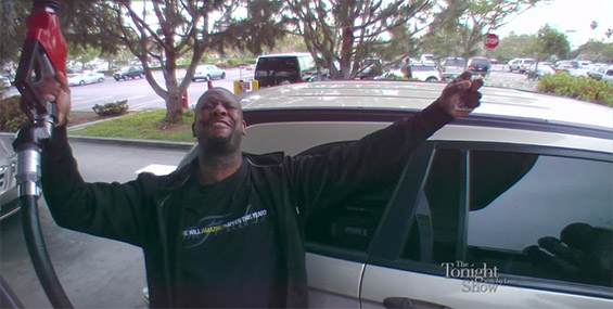 Луда караоке изведба на бензинска станица