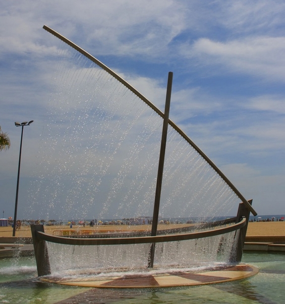 Инспиративна фонтана во облик на брод во Валенсија